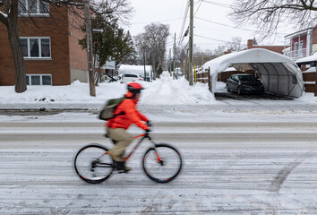 Cycliste en déplacement l'hiver