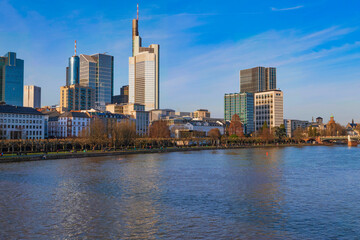 Obraz premium View across the Main towards the skyline of Frankfurt am Main on a sunny spring day