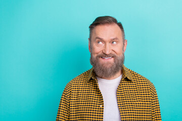 Obraz premium Photo portrait of middle age smiling man wearing yellow stylish plaid shirt looking dreamy empty space offer isolated on cyan color background