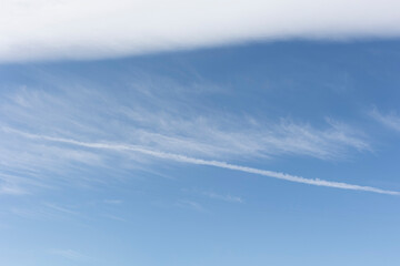 cielo azul celeste con una pequeña nube blanca arriba de la foto.