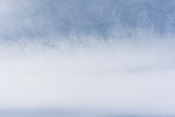 nube difusa  que cubre en todo el cielo azul