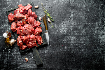 Cut raw beef with thyme,garlic and oil in a bottle.