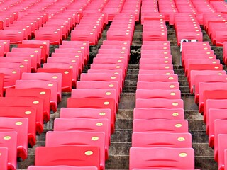 Obraz premium Leere Stuhlreihen