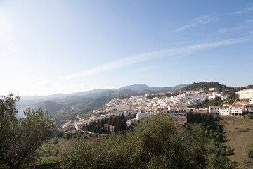 Fototapeta premium vistas a distancia de un pueblo de montaña Almogá en el sur de España en la provincia de Málaga rodeado de montañas.