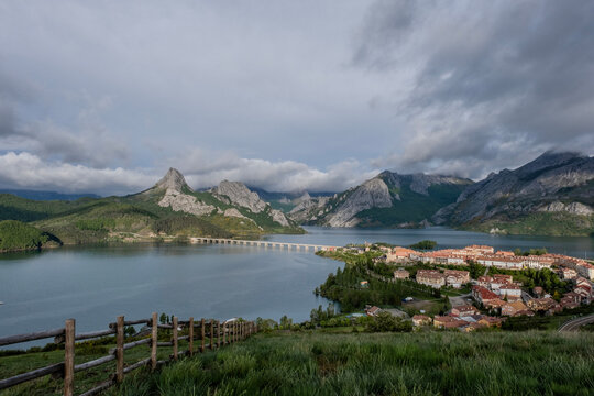 Riano Billeder Gennemse 1,636 stockfotos, vektorer og videoer Adobe