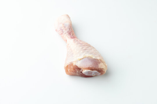 Pernas de frango cru sobre fundo branco. Coxinhas de frango prontas para cozinhar. Carne org&acirc;nica, conceito de alimenta&ccedil;&atilde;o saud&aacute;vel