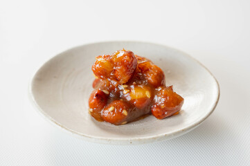 小皿に盛ったピーナッツ味噌