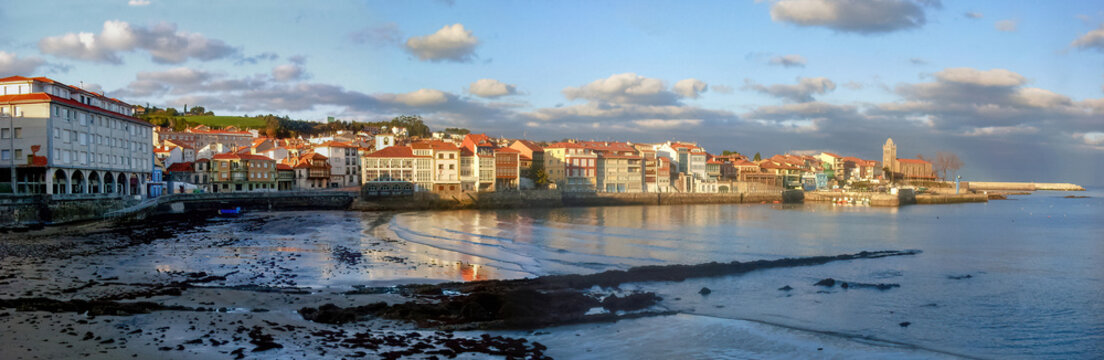 Vista panor&aacute;mica de Luanco en Asturias, Espa&ntilde;a 