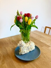 Osterlamm und Tulpen auf dem Tisch