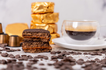 Chocolate alfajor with dulce de leche coffee capsules