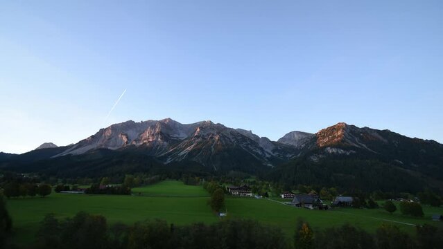 Zeitraffer, Abendd&auml;mmerung und Alpengl&uuml;hen am Dachstein Schleichenspitze, Blick von Ramsau, Steiermark