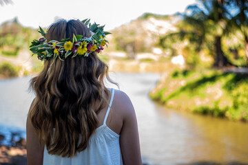 A woman wearing a haku lei with her back to the camera