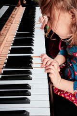 Petites mains, grandes notes : un enfant jouant du piano