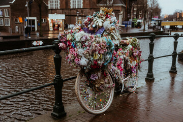 Fototapeta na wymiar Niederlande | Amsterdam - typisches verziertes Fahrrad in der Stadt