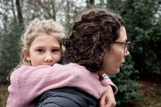 Le fardeau de l'amour, une m&egrave;re et sa fille partagent un moment intime en pleine nature