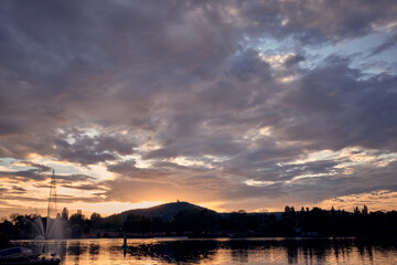 L'heure dorée, le lac de Metz envoutant au coucher de soleil avec son vol de montgolfières, les...