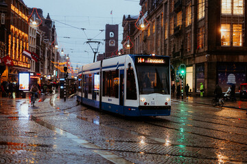 Obraz premium Niederlande | Amsterdam, Straßenbahn am Dam