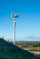 Obraz premium Antena de telecomunicaciones sobre cielo azul.