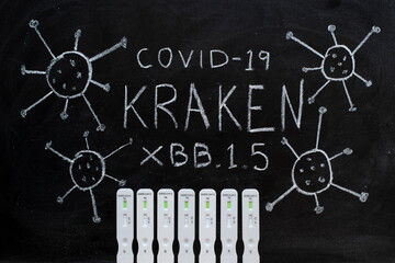 Kraken, nueva variante del covid 19, escrito en una pizarra con tiza, con varios test de antígenos