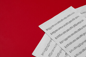 Naklejka premium Note sheets on red background, space for text