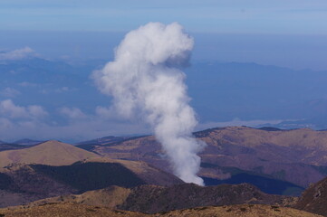 噴煙を上げる大地