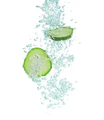 Tableau sur plexiglas  Fresh cucumber slices in water on white background  © New Africa