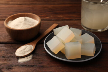 Agar-agar jelly and powder on wooden table
