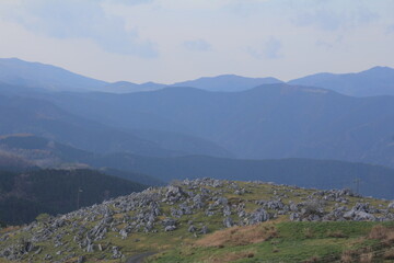 Naklejka premium 四国カルスト カルスト台地と青空と白い雲 
