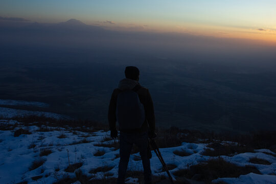 photographer photographs the sunset on the mountains