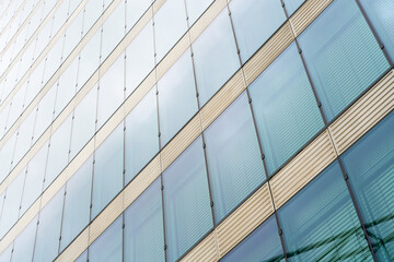 Fensterfront der Glasfassade eines Bürogebäudes in der Innenstadt von Berlin 