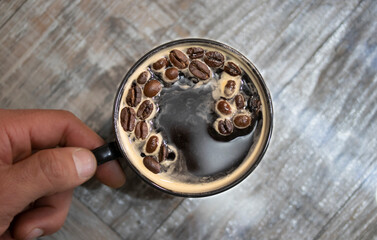 taza de cafe con granos de cafe caliente