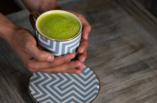 Manos Con Taza De Matcha Caliente 