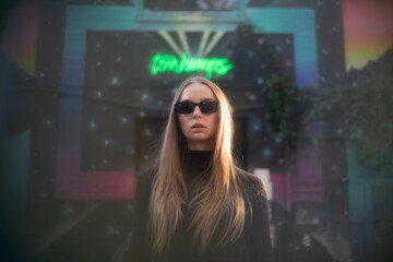 K&uuml;nstler Pole Dance Frau in Kunst AI  Spezial Effekte vor der Kamera mit Berliner Techno Musik Studio