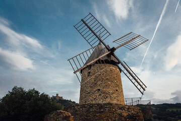 Un vieux moulin à vent sur une colline. Un ancien moulin à vent médiéval et des nuages. Le...