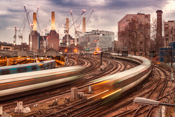 london battersea power station rail train - obrazy, fototapety, plakaty