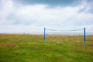 Einsames Volleyballnetz auf einer Wiese der Hallig Langene&szlig;