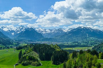 Blick ins Oberallgäu auf Oberstdorf und die Allgäuer Hochalpen im Frühling