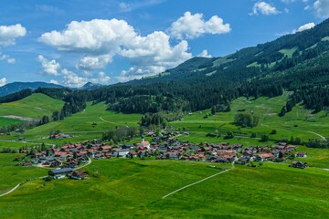 Ausblick auf Schöllang im Oberallgäu