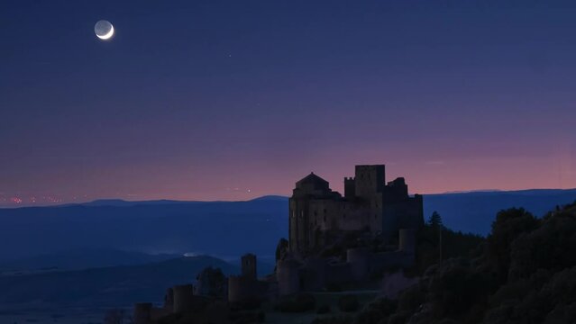 Castillo medieval de Loarre timelapse luna