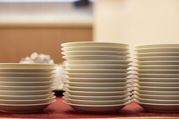 レストランのたくさんのお皿の様子