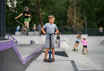 Obraz premium boy exercising on a scooter in a skatepark