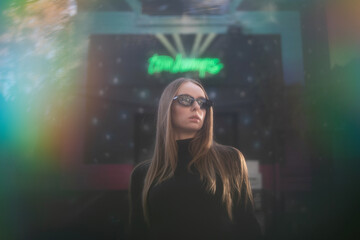 Künstler Pole Dance Frau in Kunst AI  Spezial Effekte vor der Kamera mit Berliner Techno Musik...