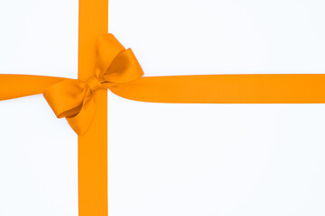 Nœud de ruban de satin pour paquet cadeau de couleur jaune, isolé sur du fond blanc. Arrière-plan avec nœud en ruban sur fond blanc.	