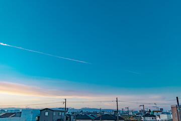 朝焼けと飛行機雲