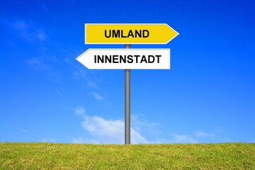 Schild Wegweiser zeigt Umland oder Innenstadt