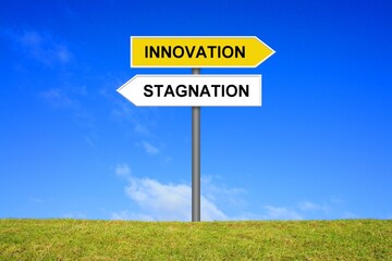 Schild Wegweiser zeigt Stagnation und Innovation