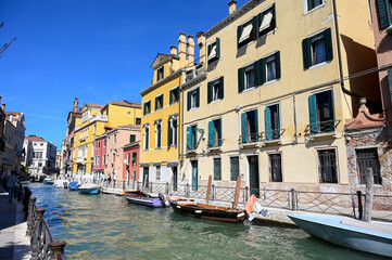 Obraz na płótnie Canvas Venice, Italy: Historical buildings along the river canal. Popular tourist destination.