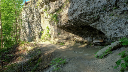Sitzgelegenhei unter Felswand bei Oberstdorf