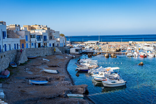 Il porto di Marettimo nelle Egadi