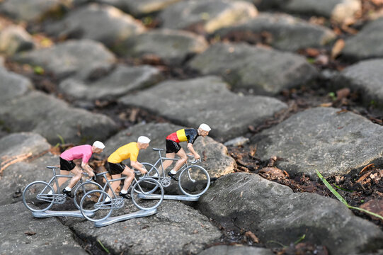 Mur de Grammont Geraardsbergen cyclime paves classique cycliste velo maillot jaune rose champion Belgique tour Flandres Stock Adobe Stock